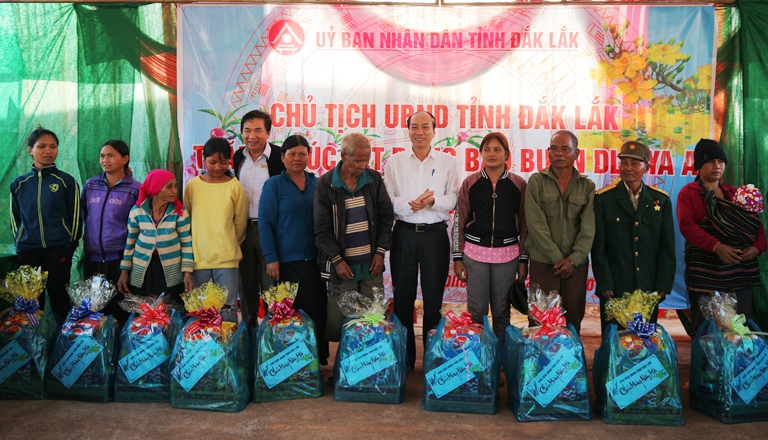 Phó Bí thư Tỉnh ủy, Chủ tịch UBND tỉnh Phạm Ngọc Nghị thăm và chúc tết đồng bào buôn Dliêya, huyện Krông Năng